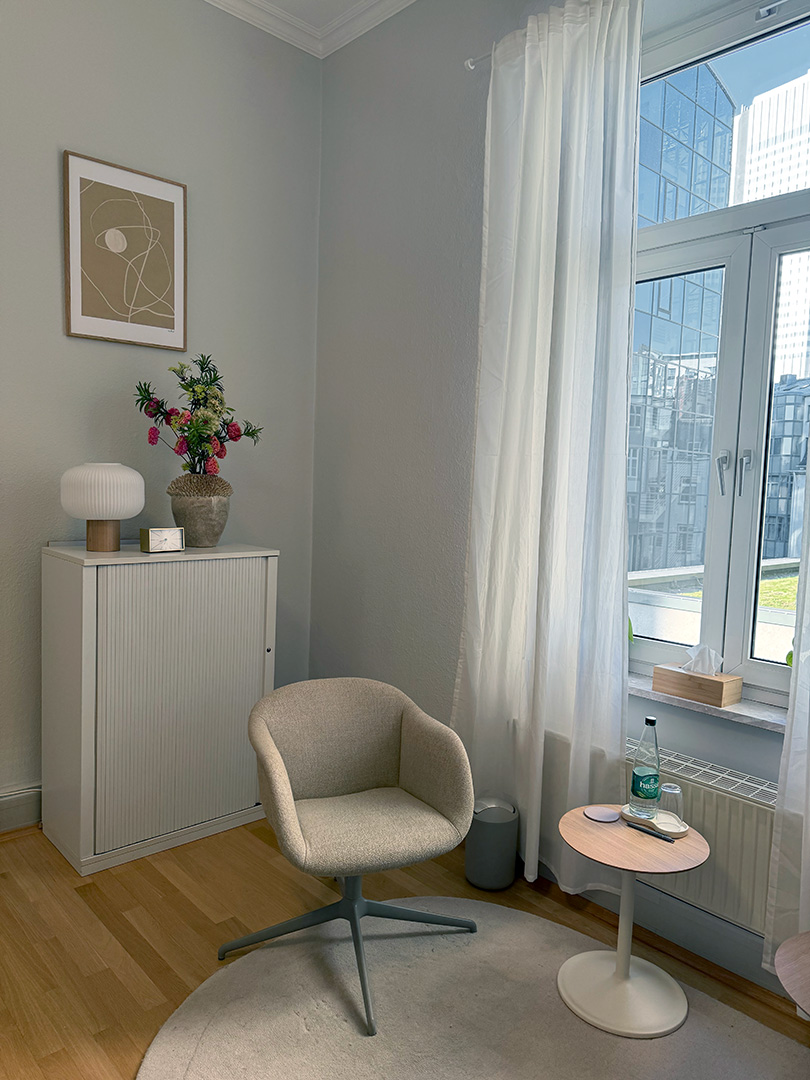 praxisraum_kemper_810x1080 Praxisraum der Privatpraxis für Psychotherapie, stilvoll und behaglich eingerichtet, mit einem Sitzplatz am Fenster.