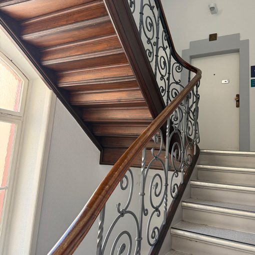 Treppe im Gebäude der Praxis