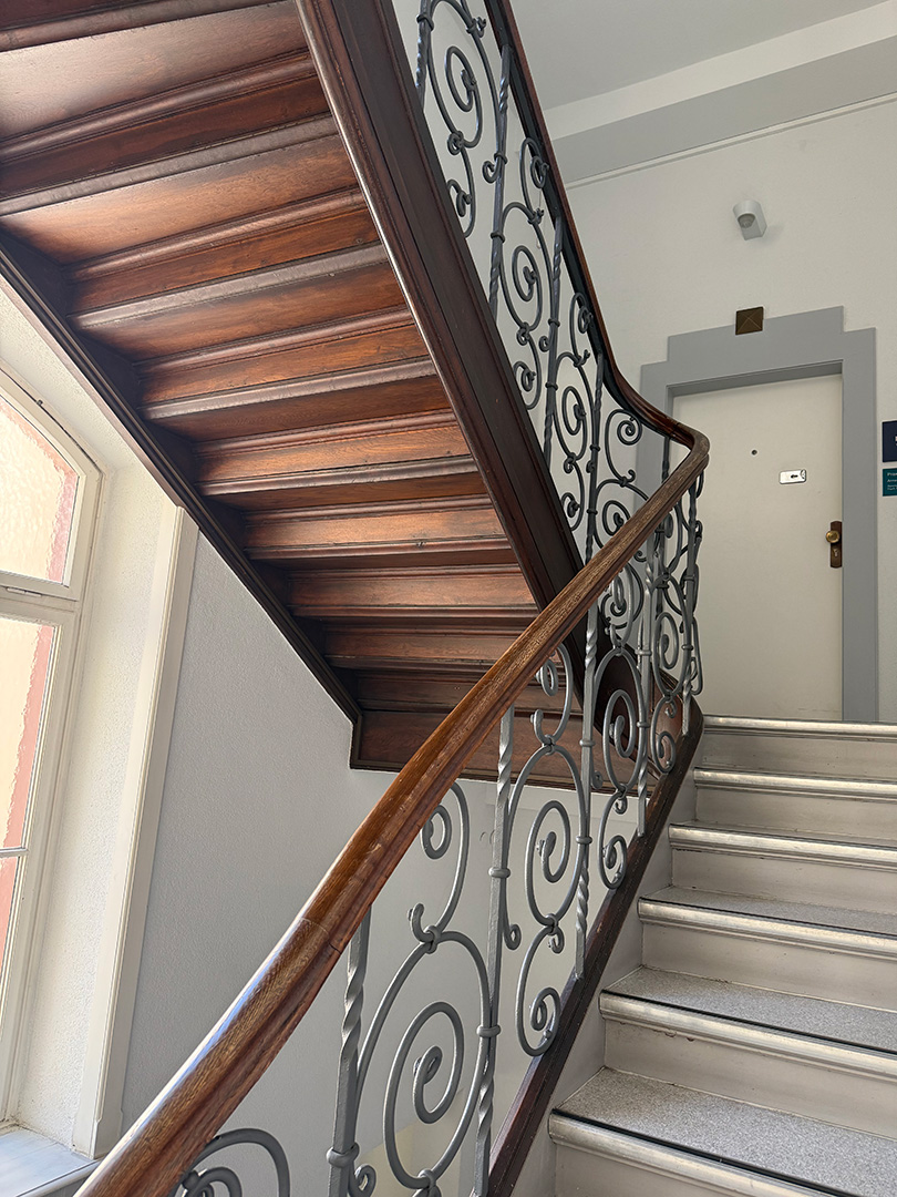 Treppe im Gebäude der Praxis